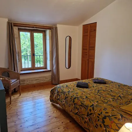 Le Bois Fleuri : Ensemble De 3 Avec Piscine Pour 18 Personnes 度假居