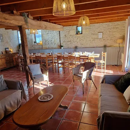 Holiday home Le Bois Fleuri : Ensemble De 3 Avec Piscine Pour 18 Personnes